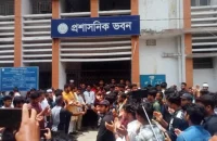 বরিশালে বিএম কলেজের প্রশাসনিক ভবনে শিক্ষার্থীদের তালা
