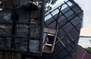 বরিশালে আকস্মিক ভাঙনে সন্ধ্যা নদীর গর্ভে বিলীন ৪ বসতঘর