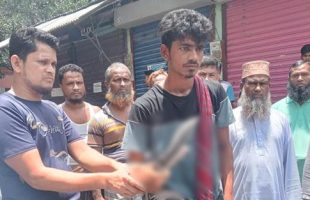 বরিশালে অস্ত্র ধরে ছিনতাই করতে গিয়ে যুবলীগ কর্মী আটক