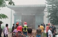 বরিশালে সোনারগাঁও টেক্সটাইল মিলে ভয়াবহ অগ্নিকাণ্ড