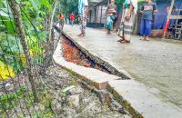 গাইড ওয়াল ভেঙে কোটি টাকার সড়ক ঝুলছে শূন্যে