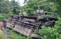 আমতলীতে বাস নিয়ন্ত্রণ হারিয়ে খাদে, আহত ১৫