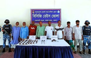 ভোলায় অস্ত্রসহ ৮ ডাকাত গ্রেপ্তার