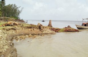 নদী ভাঙনের ঝুঁকিতে বরিশালের ৮০টিরও বেশি স্থান, আতঙ্কে বাসিন্দারা
