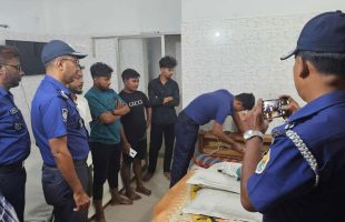 কুয়াকাটায় পুলিশের বিরুদ্ধে পর্যটকদের হয়রানির অভিযোগ