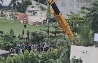 ক্রেন দিয়ে উদ্ধার করা হচ্ছে উত্তরায় বিধ্বস্ত বিমানটি