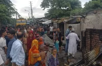 বরিশালে আগুনে পুড়ে ছাই ২ দোকান ও বসতবাড়ি