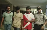 কুয়াকাটায় ক্রিস্টাল আইসসহ ৪ যুবক আটক
