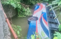 গৌরনদীতে ব্রিজের রেলিং ভেঙে বাস খালে, ২০ যাত্রী আহত
