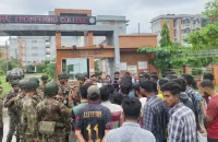 পুলিশের লাঠিচার্জে বরিশাল ইঞ্জিনিয়ারিং কলেজের ২০ শিক্ষার্থী আহত
