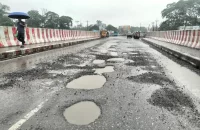 টানা বর্ষণে ঢাকা-বরিশালের মহাসড়কে খানাখন্দ