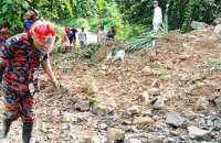 সাজেকে পাহাড় ধসে যানচলাচল বন্ধ, আটকা ৪ শতাধিক পর্যটক