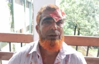 হত্যা মামলায় সাক্ষ্য দেওয়ায় ঝালকাঠি আদালত চত্বরে সাক্ষীকে হাতুড়িপেটা