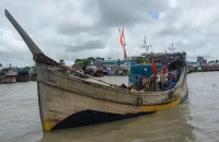 বঙ্গোপসাগরে ১৫ জেলেসহ মাছধরা ট্রলারডুবি, নিখোঁজ ৬, উদ্ধার ৯