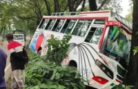 বরিশালে যাত্রীবাহী বাসের ধাক্কায় পথচারী নিহত, আহত ৬
