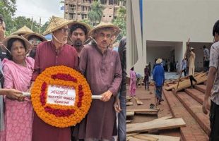 বরিশালে শহীদ মিনারের ফটকে তালা, ভেঙে প্রবেশ করে শ্রদ্ধা জানালো গণসংহতি