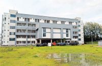পটুয়াখালী হাসপাতালে ৬৫১ কোটি টাকায় ভবন, তবু মেঝেতে চিকিৎসা