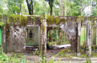 ঝালকাঠিতে বিদ্যালয়ের পরিত্যক্ত ভবনের মালামাল নিয়ে গেল প্রতিষ্ঠাতার ছেলে