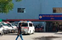 শেবাচিম হাসপাতালের সামনে বেসরকারি অ্যাম্বুলেন্স সিন্ডিকেট ভেঙে দিলেন পরিচালক