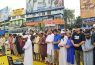 স্বাস্থ্যখাতের সংস্কার দাবিতে সড়কেই জুমার নামাজ আদায়