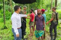 কলাপাড়ায় খাল থেকে বালু তোলায় একজনের জেল-জরিমানা
