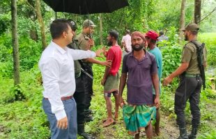কলাপাড়ায় খাল থেকে বালু তোলায় একজনের জেল-জরিমানা