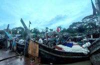 লঘুচাপে সাগর উত্তাল, ট্রলার নিয়ে উপকূলে ফিরছেন জেলেরা