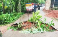 রাস্তার মাঝখানে বড় গর্ত, যান চলাচল বন্ধ, ভোগান্তি