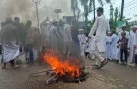 বরিশাল-পটুয়াখালী মহাসড়ক আটকে শিক্ষার্থীদের বিক্ষোভ