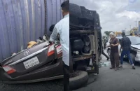লরি উল্টে প্রাইভেটকারের ওপর, নিহত ৪