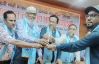 রক্তদানে অবদান রাখায় অ্যাওয়ার্ড পেলেন লালমোহনের সবুজ