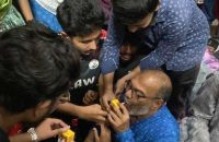 করজোড়ে দাঁড়িয়ে উপাচার্যের আশ্বাস, অনশন ভাঙলেন বরিশাল বিশ্ববিদ্যালয়ের শিক্ষার্থীরা