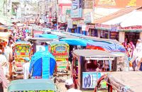 ঝালকাঠিতে অটোরিকশা ও ভ্রাম্যমাণ বাজার, সড়কে চলা দায়