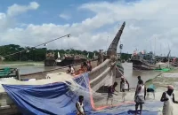 ইলিশ ধরায় নিষেধাজ্ঞার খবরে উপকূলে অস্থিরতা