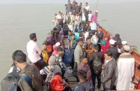 ৭ দিন সি-ট্রাক বন্ধ, উত্তাল মেঘনায় মৃত্যুঝুঁকি নিয়ে ট্রলারে যাত্রী পারাপার