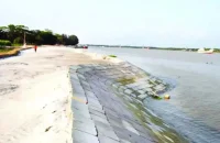 বরিশাল শহর রক্ষা বাঁধের ব্লক লুট, ট্রলারসহ আটক ১