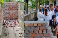 গৌরনদীতে আদালতের নির্দেশ অমান্য করে ২০টি পরিবারের রাস্তা বন্ধ