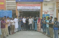বরিশাল বিএম কলেজে বাকসু নির্বাচনের দাবিতে প্রশাসনিক ভবনে তালা