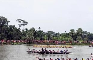 পটুয়াখালীতে ঐতিহ্যের নৌকাবাইচ দেখতে মানুষে ভিড়