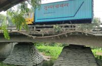 বরিশালে বালুর বস্তায় টিকে আছে সেতু