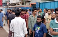 বরিশালে অপসো ফার্মার ৫০০ শ্রমিক ছাঁটাই, বিক্ষোভ