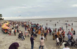 দুর্গাপূজার ছুটিতে কুয়াকাটায় পর্যটকের ঢল