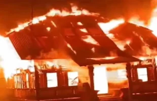 বানারীপাড়ার রহস্যজনক অগ্নিকাণ্ডে প্রবাসীর বসতঘর পুড়ে ছাই