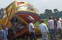 শ্যামলি পরিবহনের ধাক্কায় বরিশালগামী ইউরো লাইনের বাস খাদে, শিশুসহ নিহত ২