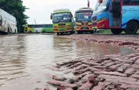 খানাখন্দে ভরা পিরোজপুর কেন্দ্রীয় বাস টার্মিনাল, দুর্ভোগে হাজারো যাত্রী