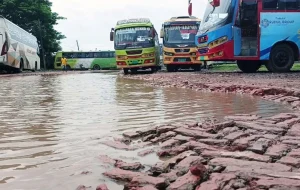 খানাখন্দে ভরা পিরোজপুর কেন্দ্রীয় বাস টার্মিনাল, দুর্ভোগে হাজারো যাত্রী
