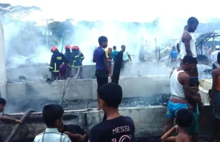 ক্ষতি প্রায় কোটি টাকা তজুমদ্দিনে ভয়াবহ আগুনে পুড়ে গেছে মাছের আড়ৎদের ১৯টি ঘর