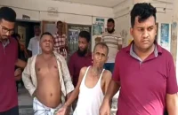 গৌরনদীতে ২ ছিনতাইকারীকে গণপিটুনি, পুলিশে সোপর্দ