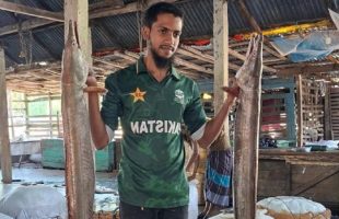 বরগুনায় বিলুপ্তপ্রায় বাইম মাছের হঠাৎ আগমন, ২ লাখ টাকায় বিক্রি