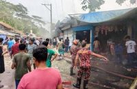 বরিশালে ভয়াবহ অগ্নিকাণ্ডে ৪ ব্যবসাপ্রতিষ্ঠান পুড়ে ছাই, কোটি টাকার ক্ষতি